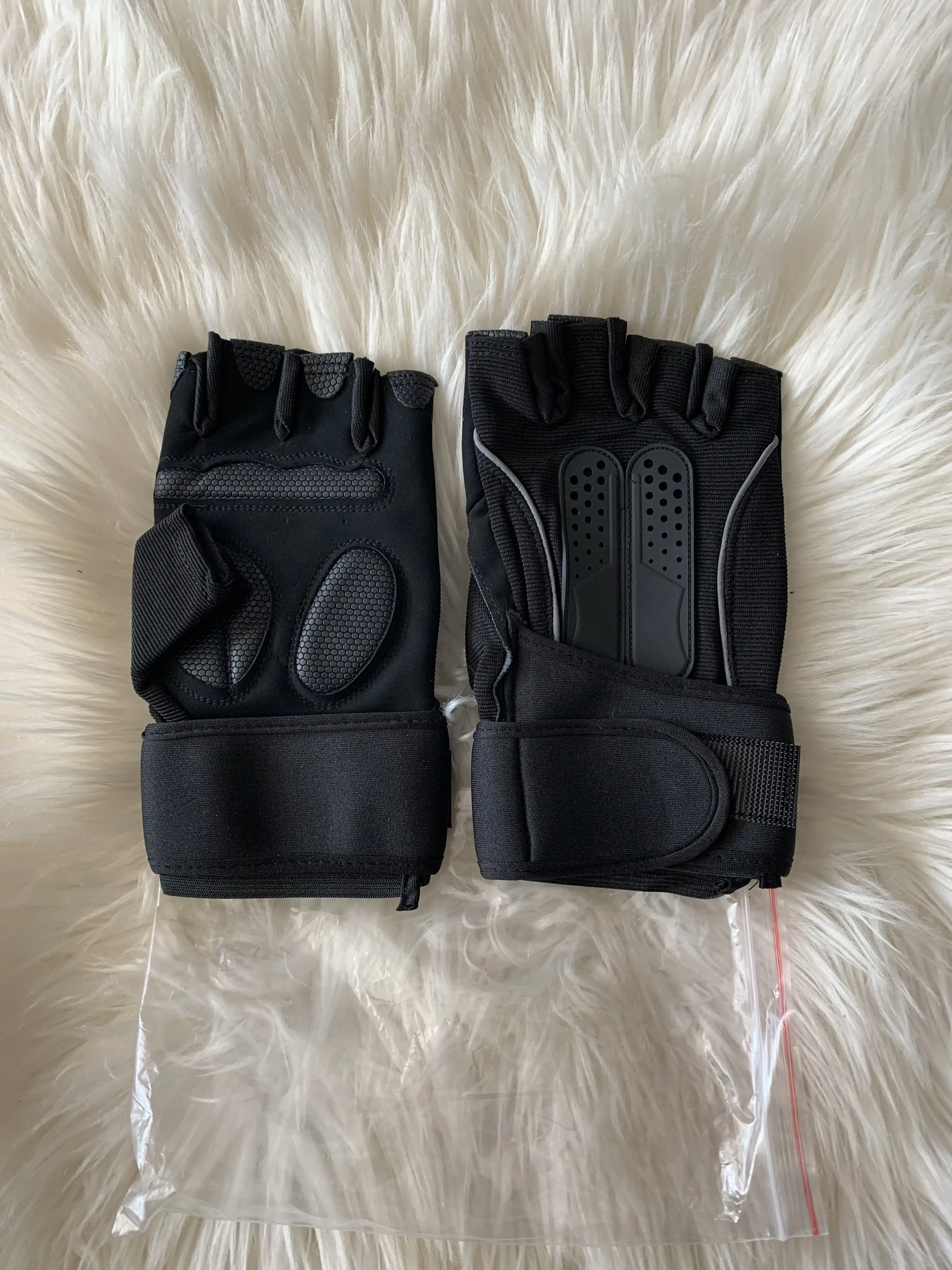 Wear and Wrap Gloves (Black) image by Muscly Fitness Shop
